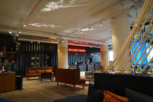 Recepcionista de hotel: qué es, funciones y sueldo